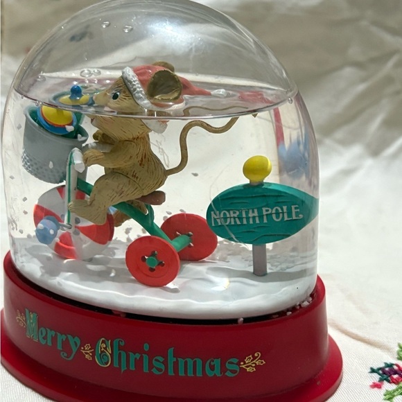 Vintage 1993 Christmas Mouse Snow Globe with Red Base - Picture 2 of 7
